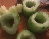 Foto del paso 1 de la receta Pepino relleno de queso con hierbas provenzales y tomate cherry