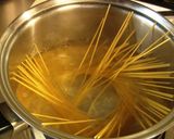 A picture of step 4 of Avocado and Tuna Aglio Olio e Peperoncino.