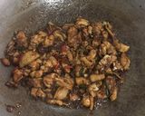 รูปขั้นตอนการทำที่ 2 ของ “ผัดกะเพราไก่ชิ้น”