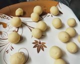 A picture of step 2 of Coco-choco balls.