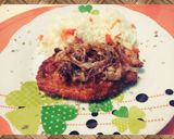 Foto del paso 5 de la receta: Milanesa de pollo con cebolla caramelizada
