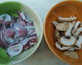 Foto langkah ke 2 dari resep Cumi Hitam Jamur Merang.