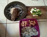 Foto langkah ke 1 dari resep Udang Sosis Asam Manis.