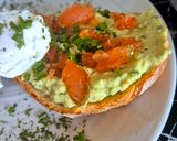 Une image de l'étape 4 de Tartines d'avocat toasts et son œuf poché au saumon.