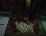 Foto langkah ke 4 dari resep Tumis cumi, sosis dan telor puyuh saus asam manis.