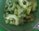 Foto langkah ke 2 dari resep Tumis pare sosis.