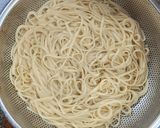 Foto del paso 1 de la receta: 🥓 Tortilla de fideos spaghetti con panceta y cebolla de verdeo 🥓