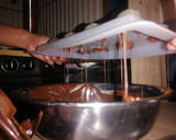 Foto del paso 8 de la receta: Bombones de chocolate "Día de Muertos" 💀 🍫