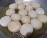 Foto langkah ke 5 dari resep Donat sate empuk lembut cantik ekonomis tanpa telur.