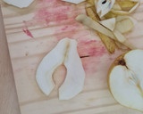 Foto del paso 1 de la receta: Pera especiada con yogur griego 🍐 Pera con canela, nuez moscada y clavo de olor con yogur drenado 🍐