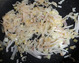 Foto del paso 3 de la receta: Farfalle de limón y cúrcuma en salsa de chocolate blanco y frutos secos