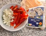 Foto del paso 1 de la receta: Merienda fácil— ensalada de verduras crudas, feta y pan de pita