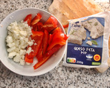 Foto del paso 1 de la receta: Merienda fácil— ensalada de verduras crudas, feta y pan de pita