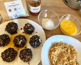 Une image de l'étape 7 de Arancini au riz noir et shakshuka Omie, au cœur de feta et chorizo.
