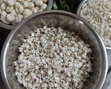 A picture of step 1 of Dhani Makhana Murmura Chivda.
