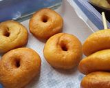 Foto langkah ke 6 dari resep Donat Maizena.