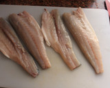 Foto del paso 2 de la receta: Filete de Lubina a la plancha, con salsa de limón, lima y miel, acompañado de ensalada de rúcula, manzana roja y aceitunas negras