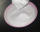 A picture of step 1 of Oreo vanilla ice cream with caramel sauce.