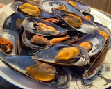 Foto del paso 3 de la receta: Mejillones gratinados con queso fresco de cabra