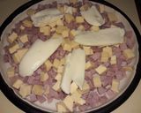 Foto del paso 1 de la receta: Tarta de jamón y queso con colitas de fiambre