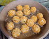 Foto langkah ke 6 dari resep Bola Bola Nasi.