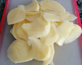 Foto del paso 2 de la receta: Gratinado de salchichas con patatas