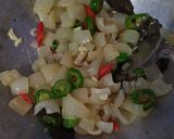 Foto langkah ke 3 dari resep Oseng oseng Kikil anti lengket.