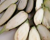 صورة لخطوة 1 من وصفة قوارب الباذنجان بصوص البستو والموزاريلا