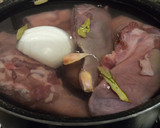 Foto del paso 1 de la receta: Manitas y lengua de cerdo en escabeche