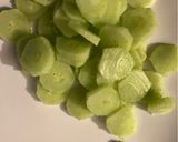 Foto del paso 2 de la receta: Carpaccio de bacalao ahumado con queso fresco, pera, alficoz y aceitunas, en 5’