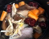 Hình bước làm 3 của món Canh Sườn non hầm táo, nấm, cà rốt và kim châm