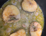 Foto del paso 2 de la receta: Merluza con almejas y gambitas