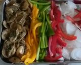 صورة لخطوة 2 من وصفة بيتزا بالخضر الطازجة والفطر الطري وبدون صلصة طماطم 😋😋😋🍕🍕