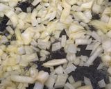 Une image de l'étape 1 de Champignons poêlés au vin et à l'ail.