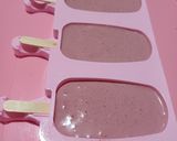 Foto del paso 3 de la receta: Paletas heladas de frutilla con crema