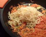 Foto del paso 7 de la receta Hamburguesas de pollo y bacón ahumado a la plancha con salteado de tallarines vegetales