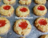 Foto langkah ke 6 dari resep Thumbprint Cookies Strawberry Cheese.