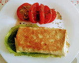 Foto del paso 4 de la receta: Tortitas rellenas de pollo asado, lechuga picada y queso rallado