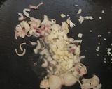 Foto langkah ke 3 dari resep Indomie Soto Medan Masak Hitam.