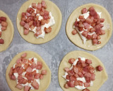 Foto del paso 5 de la receta: Empanadillas redondas de bacon y quesos 🧀