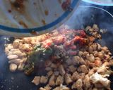 Foto del paso 3 de la receta: Quesadillas con pollo en salsa de molcajete