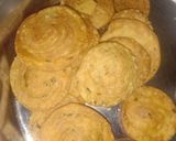 A picture of step 9 of Lacchedar Mathri (currypatte flavour).