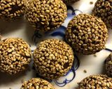 A picture of step 4 of Choco-tahini energy balls - vegan.