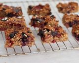 A picture of step 4 of Berries oat baked tray.