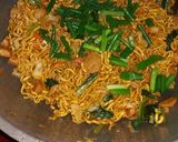 Foto langkah ke 5 dari resep Mie goreng burung dara.