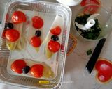 Foto del passaggio 2 della ricetta Indivia belga con pomodorini, succo di limone e olive nere al forno