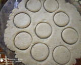 सूजी की मीठी मठरी (Suji ki meethi mathri recipe in Hindi) रेसिपी चरण 3 फोटो