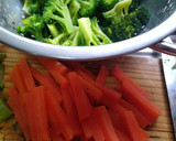 Foto del paso 1 de la receta: Verduras salteadas con carne de pavo, fideos y crema🥦😋