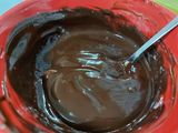 Ganache de chocolate negro y blanco para mojar fresas
