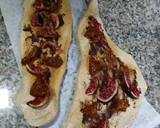 Foto del paso 4 de la receta: Coca con higos, tomate seco y burrata